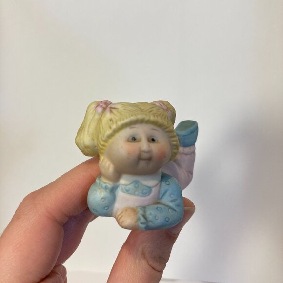 Vintage 1984 Cabbage Patch Kids Ceramic Figurine Girl Blonde Hair Pink Overalls - Picture 6 of 9